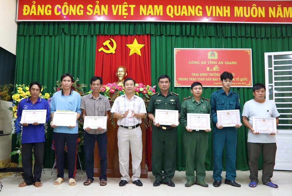 Cứu 40 người bơi qua s&ocirc;ng trốn khỏi Casino Campuchia, 6 c&ocirc;ng d&acirc;n được khen thưởng - Ảnh 2.