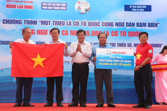 Cổ vũ, động viên tinh thần yêu nước