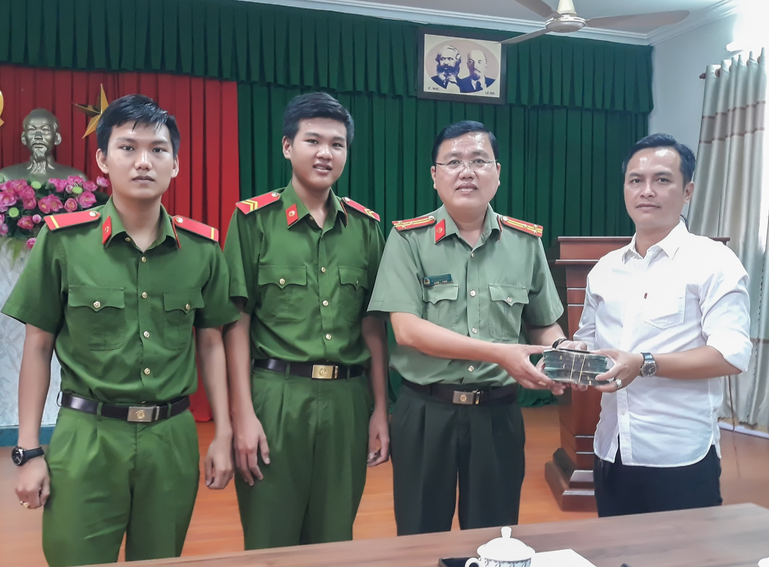 Nhặt được 350 triệu đồng, 2 chiến sĩ nghĩa vụ trả lại cho người đánh rơi