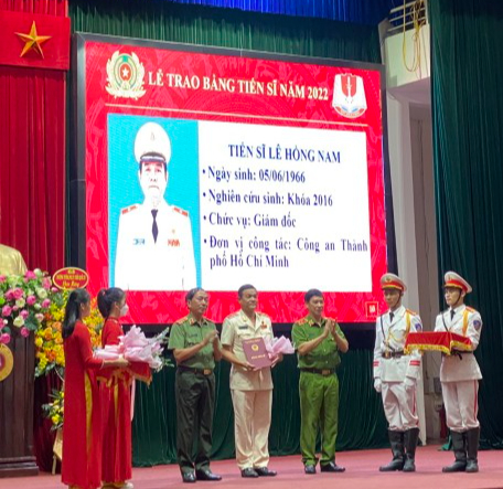 Giám đốc Công an TP HCM nhận bằng tiến sĩ