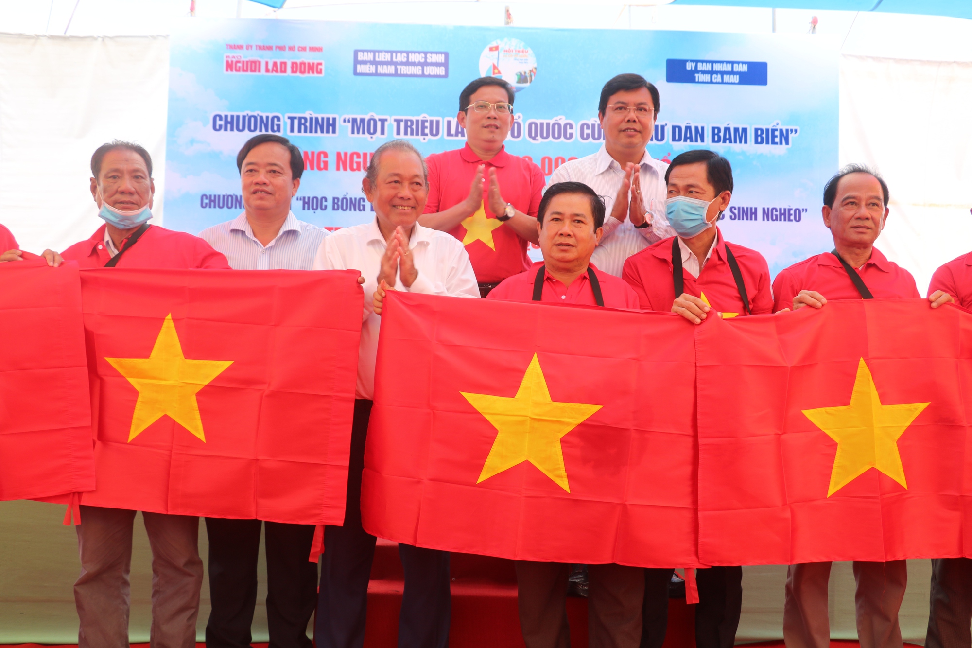 Trao 10.000 lá cờ Tổ quốc và 100 xe đạp tại Cà Mau