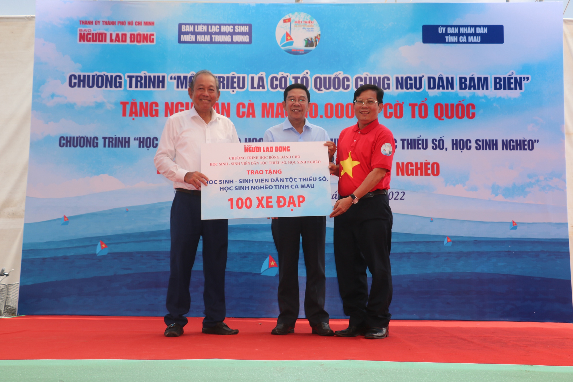 Trao 10.000 lá cờ Tổ quốc và 100 xe đạp tại Cà Mau - Ảnh 6.