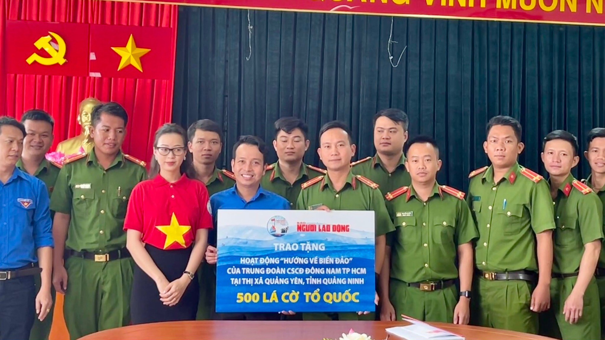 Trao 500 lá cờ Tổ quốc cho Trung đoàn Cảnh sát Cơ động Đông Nam TP HCM