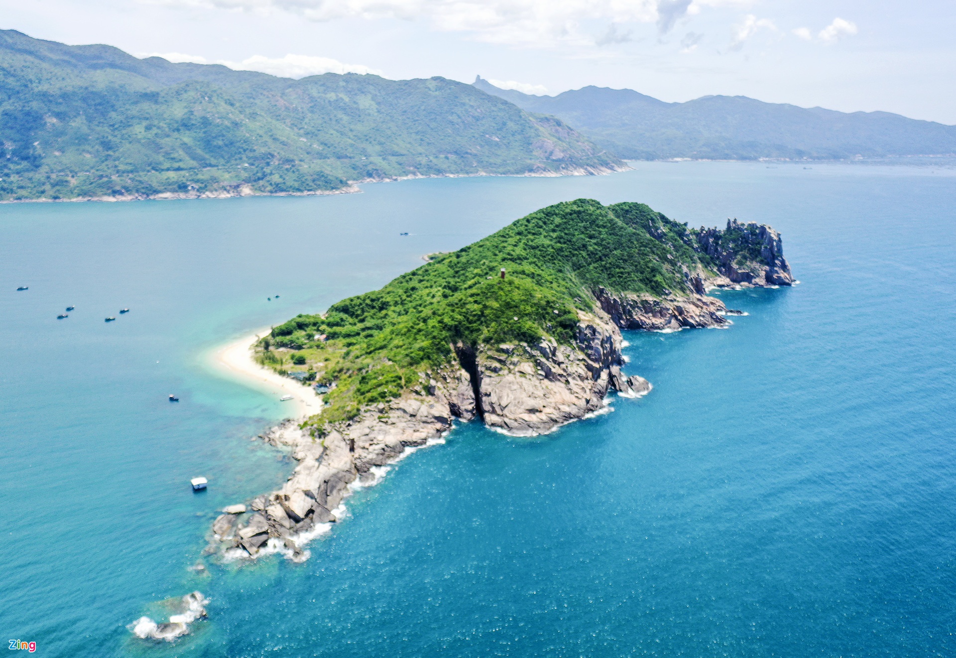 Hòn đảo giống con khủng long ở Phú Yên