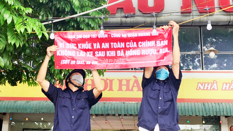 Những tổ “xe ôm” miễn phí đưa người nhậu say về - Ảnh 1.