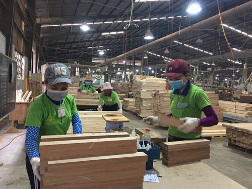 Xoay xở giữ việc cho công nhân - Ảnh 1.