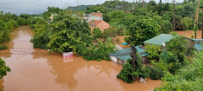 Nhiều nơi ở Quảng Ninh bị cô lập trong biển nước - Ảnh 1.