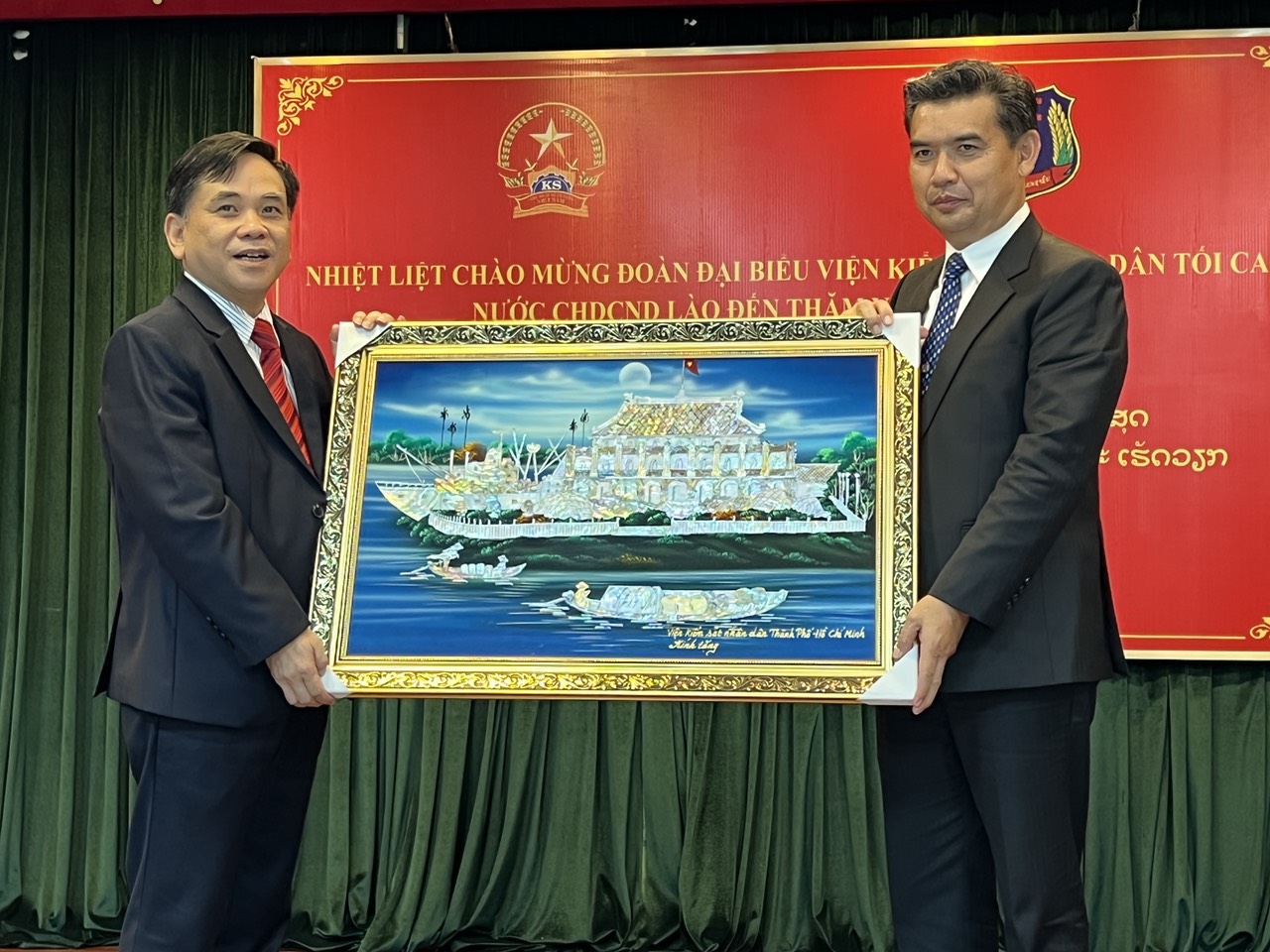 Viện trưởng VKSND Tối cao Lào thăm VKSND TP HCM