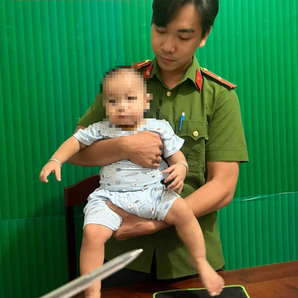 Nghe tiếng khóc, tìm đến vườn cao su thấy bé gái chưa đầy tuổi nằm 1 mình