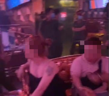 Dân chơi ngơ ngác khi công an đột kích quán bar ở quận Gò Vấp