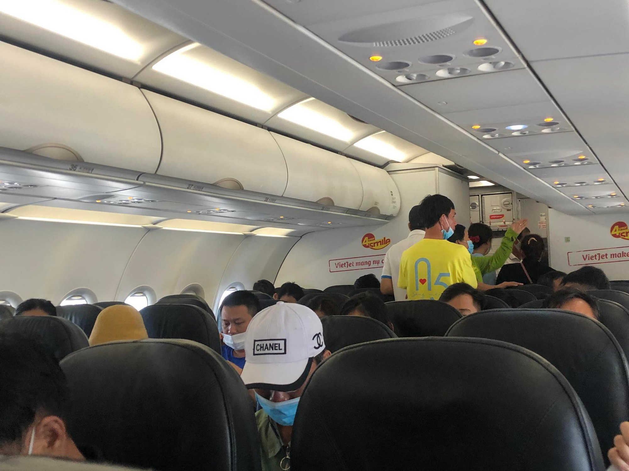 Máy bay bay 5 vòng không thể hạ cánh xuống TP HCM, phải quay đầu ra Cam Ranh