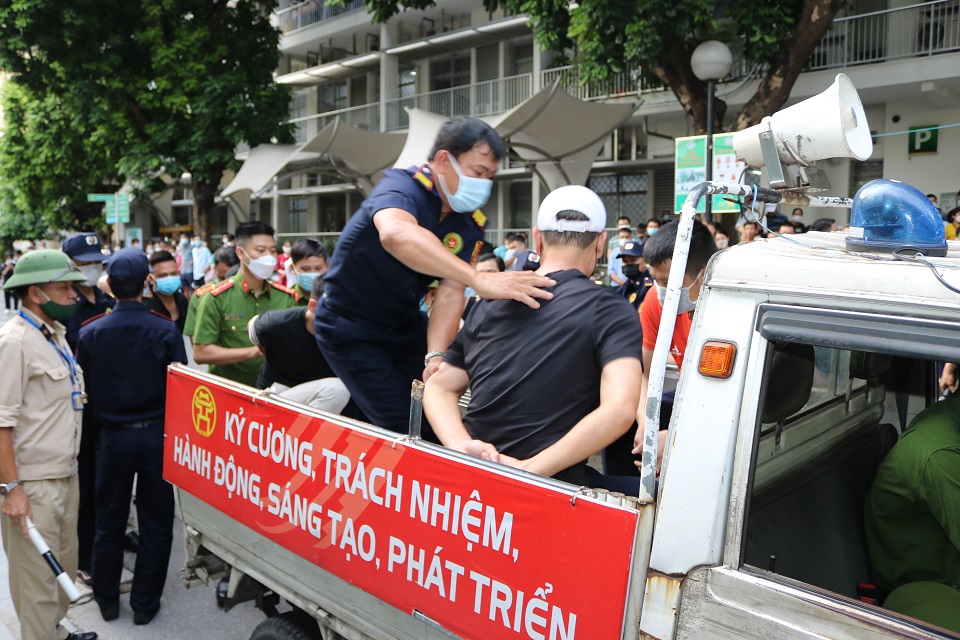 Tạm giữ h&igrave;nh sự đối tượng g&acirc;y rối tại Bệnh viện Bạch Mai - Ảnh 1.