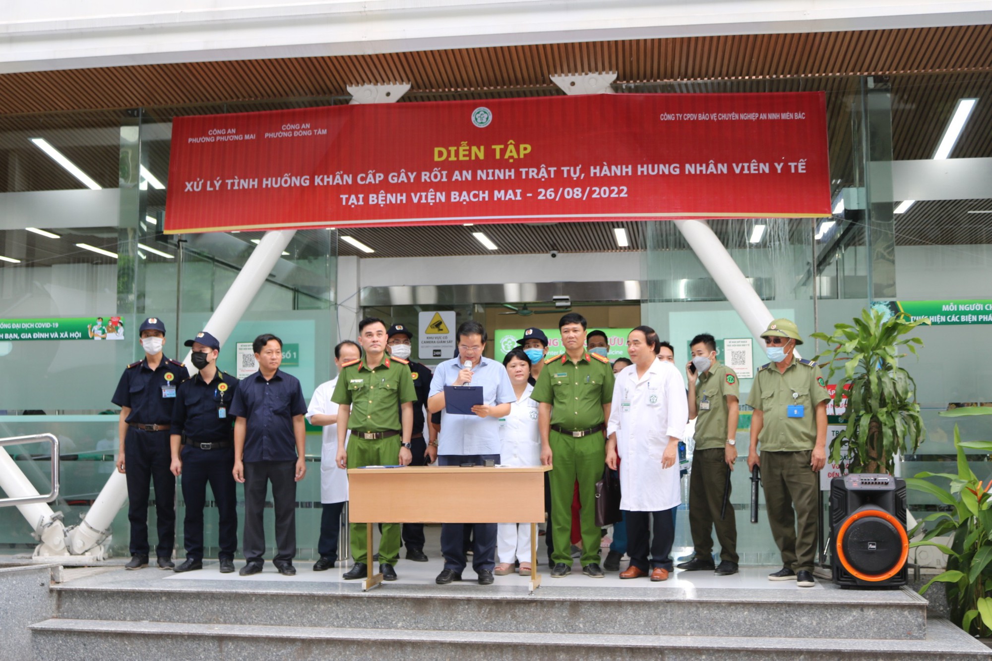 Tạm giữ h&igrave;nh sự đối tượng g&acirc;y rối tại Bệnh viện Bạch Mai - Ảnh 2.