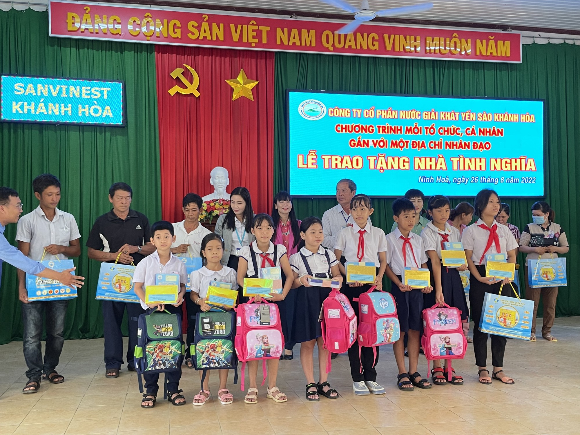Yến s&agrave;o Kh&aacute;nh H&ograve;a đồng h&agrave;nh c&ugrave;ng người ngh&egrave;o, trẻ em vượt kh&oacute; học giỏi - Ảnh 2.