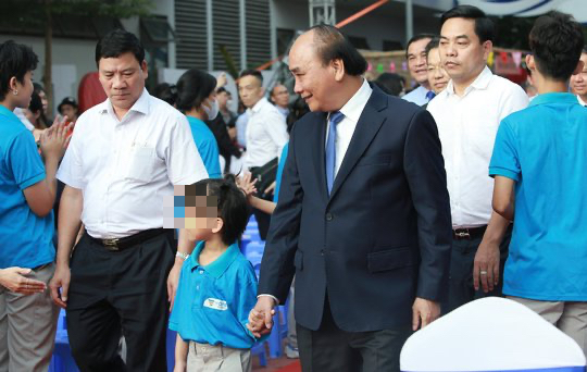 Chủ tịch nước dự “Ngày hội tới trường” cùng học sinh mồ côi vì Covid-19