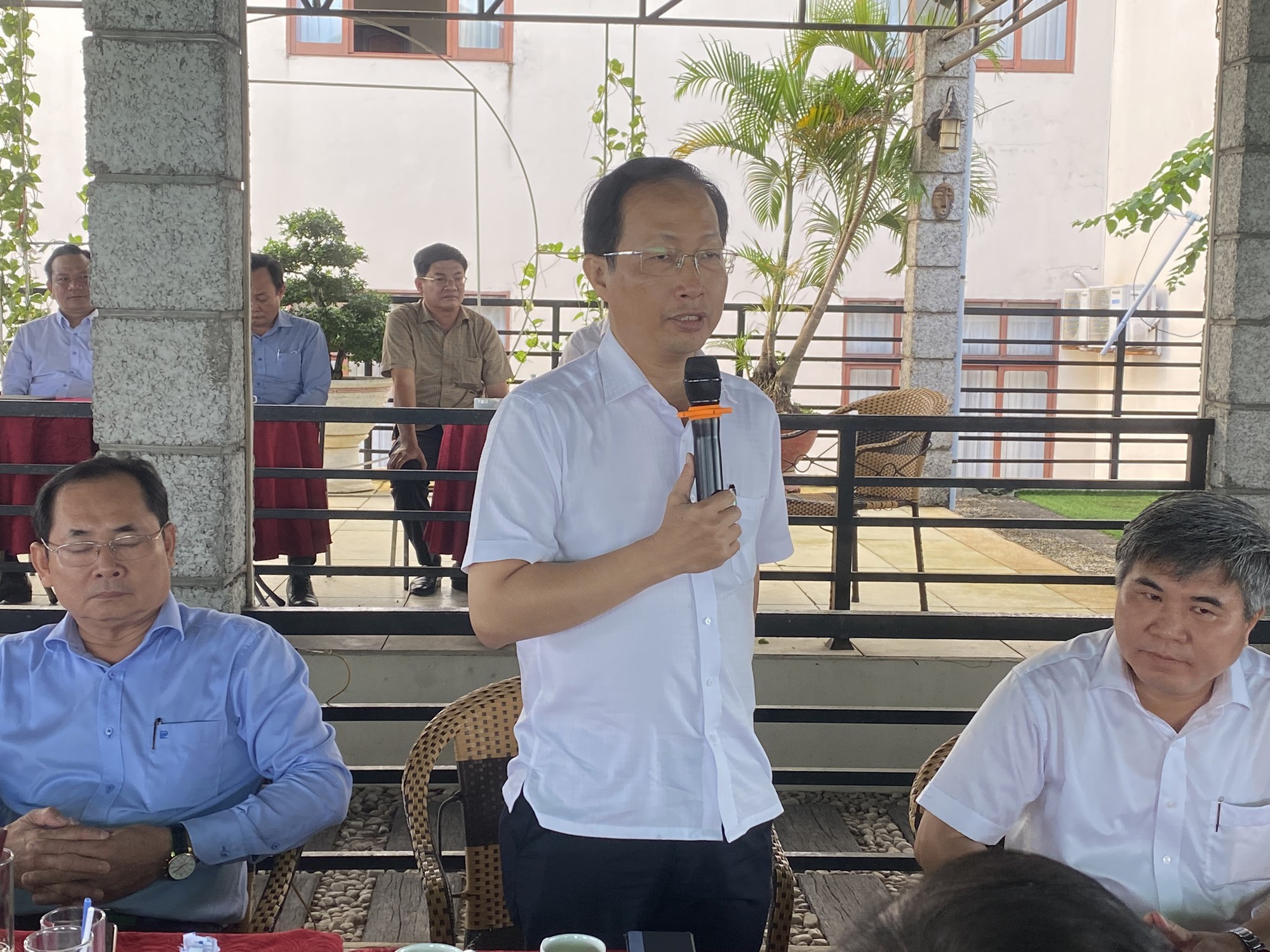 Nhiều c&ocirc;ng ty n&ecirc;u bức x&uacute;c tại c&agrave; ph&ecirc; doanh nghiệp ở Bến Tre - Ảnh 2.