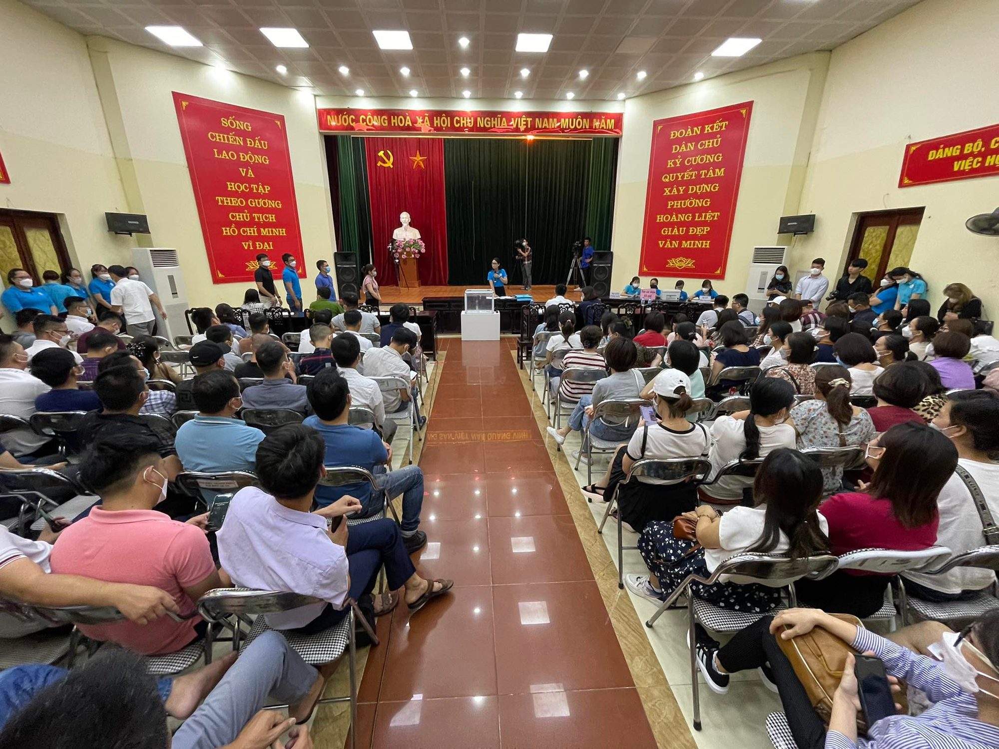 Phụ huynh mất ăn, mất ngủ bốc thăm cho con được học trường mầm non công - Ảnh 1.