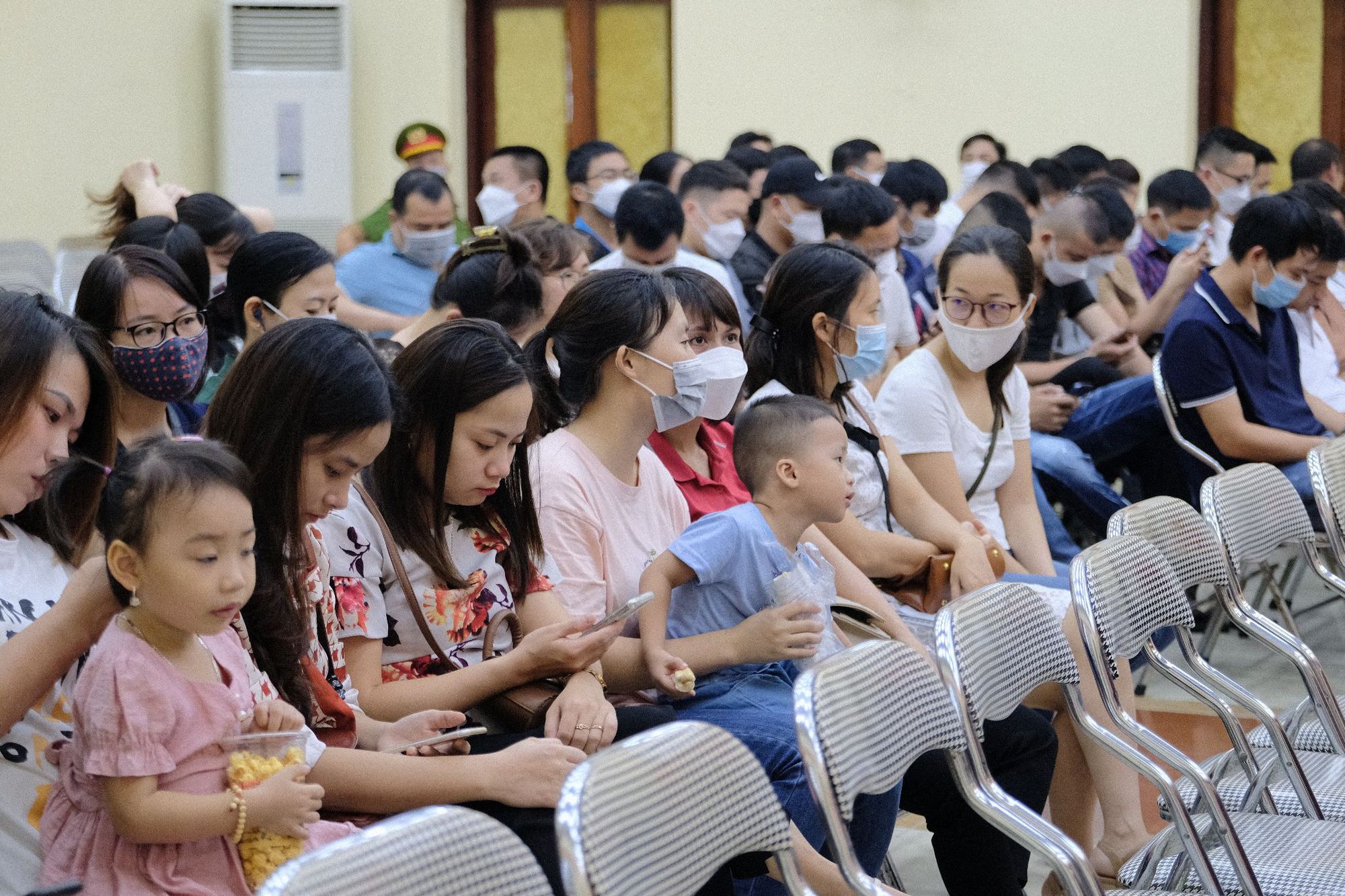 Phụ huynh mất ăn, mất ngủ bốc thăm cho con được học trường mầm non công - Ảnh 7.