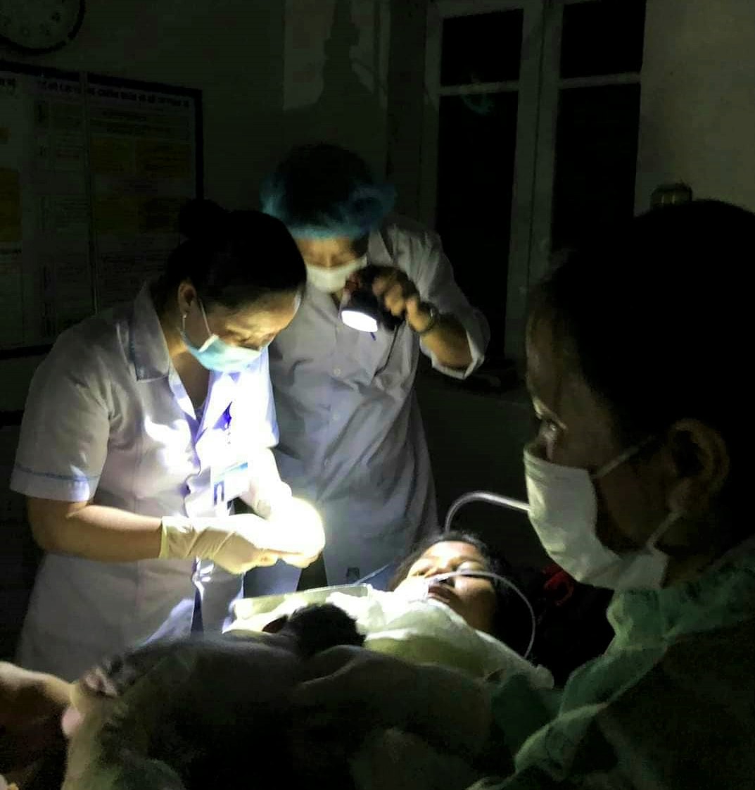 Mất điện, bác sĩ rọi đèn pin đỡ đẻ cho sản phụ sinh 3