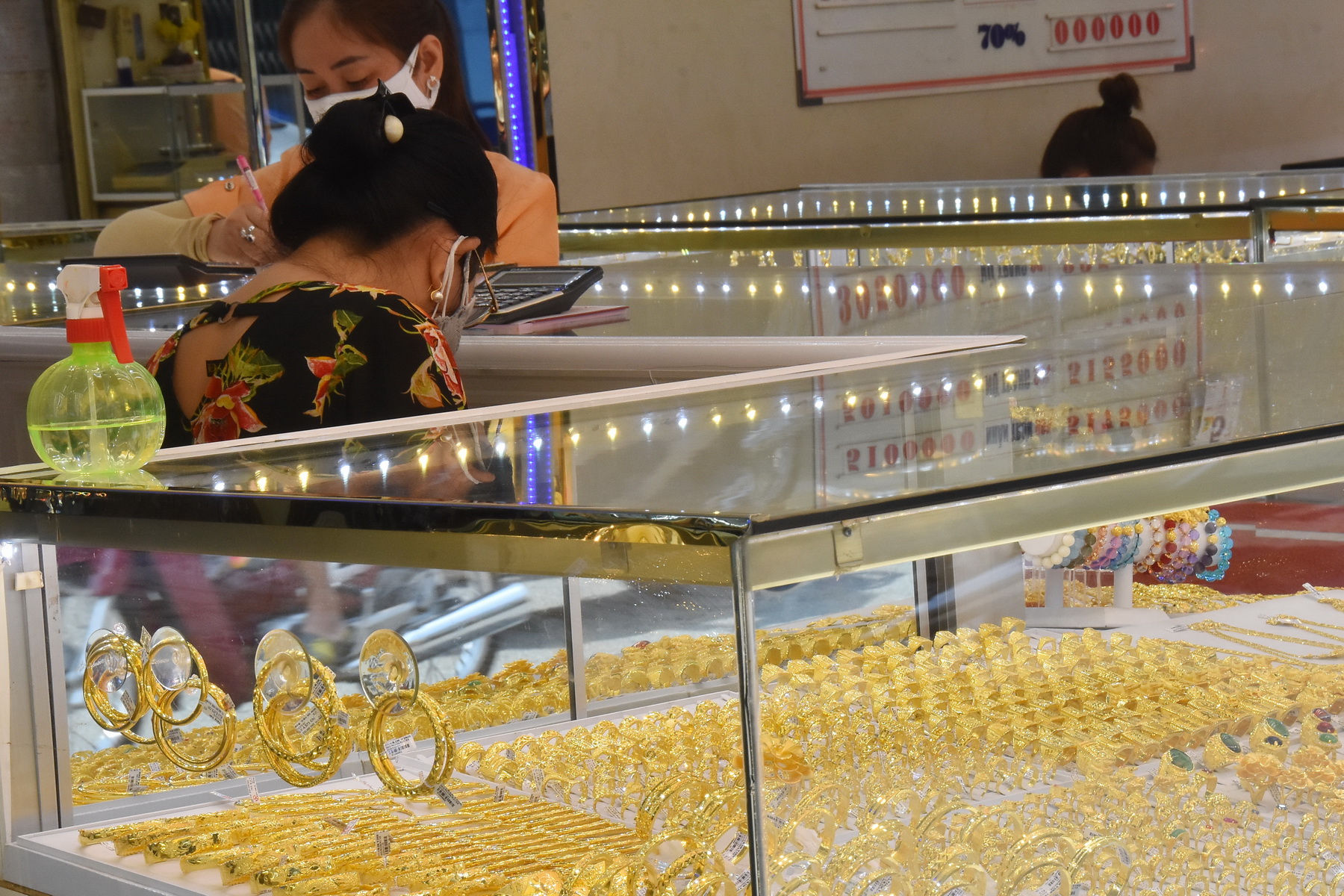 Giá vàng hôm nay 27-8: Thị trường trong nước ổn định