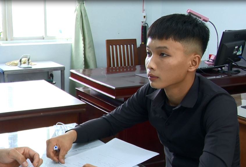 VIDEO: N&eacute;m đ&aacute; xe tải, &ldquo;biểu diễn&rdquo; xe m&aacute;y 1 b&aacute;nh rồi đưa l&ecirc;n Tiktok - Ảnh 3.