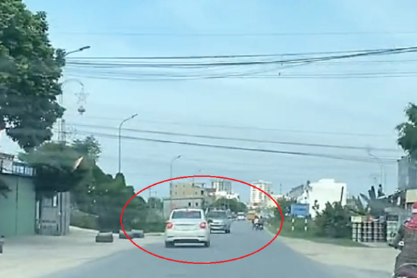 Ôtô liên tiếp lạng lách, đánh võng, tạt đầu khiến người đi đường hú vía