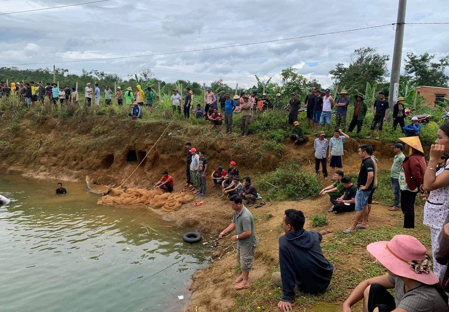 Đắk Lắk: 2 anh em sinh đôi chết đuối thương tâm