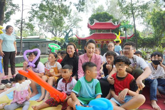 NSND Kim Cương cùng các em có cha, mẹ mất do Covid-19 xem xiếc - Ảnh 1.