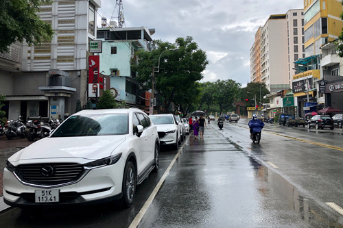 Thu phí ôtô đỗ dưới lòng đường ở TP HCM: Công ty TNXP muốn lui, Sở GTVT không chịu