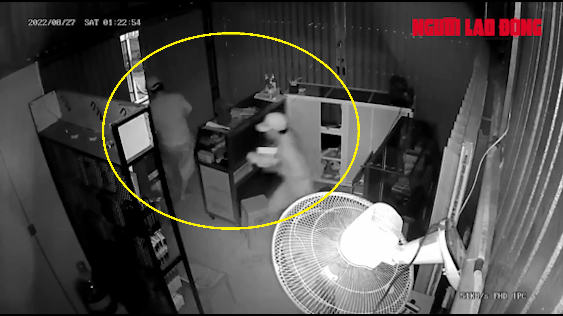 CLIP: 2 kẻ trộm liều lĩnh, bất chấp c&ograve;i b&aacute;o động - Ảnh 5.