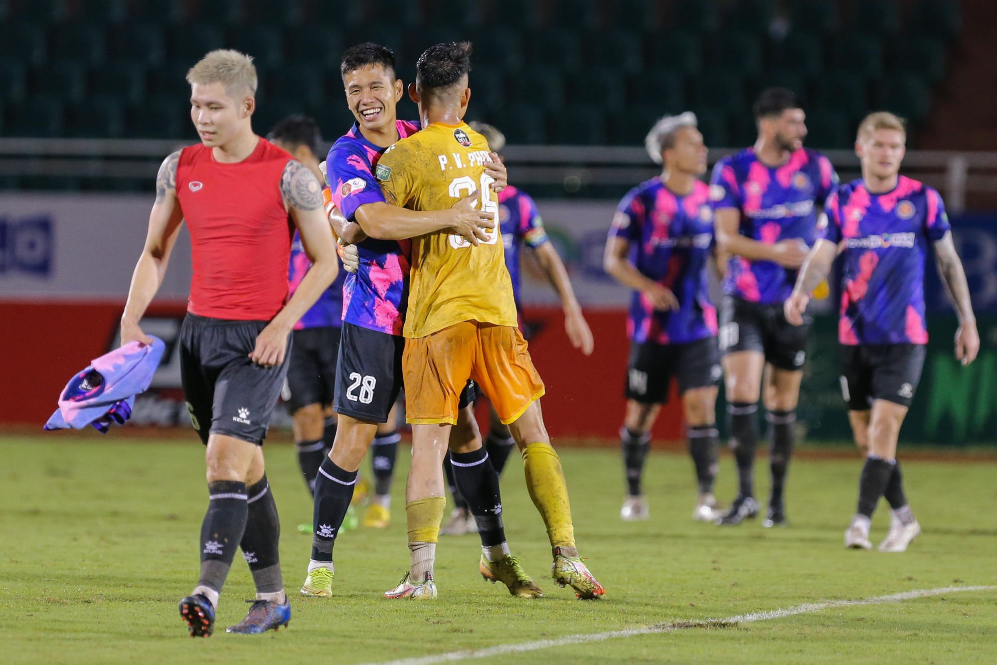 Đỗ Merlo bật khóc sau khi lấy công chuộc tội giúp Sài Gòn FC chiến thắng - Ảnh 11.