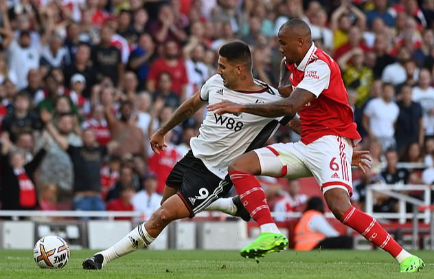 Tội đồ h&oacute;a người h&ugrave;ng, Arsenal vững ng&ocirc;i số 1 Ngoại hạng - Ảnh 2.