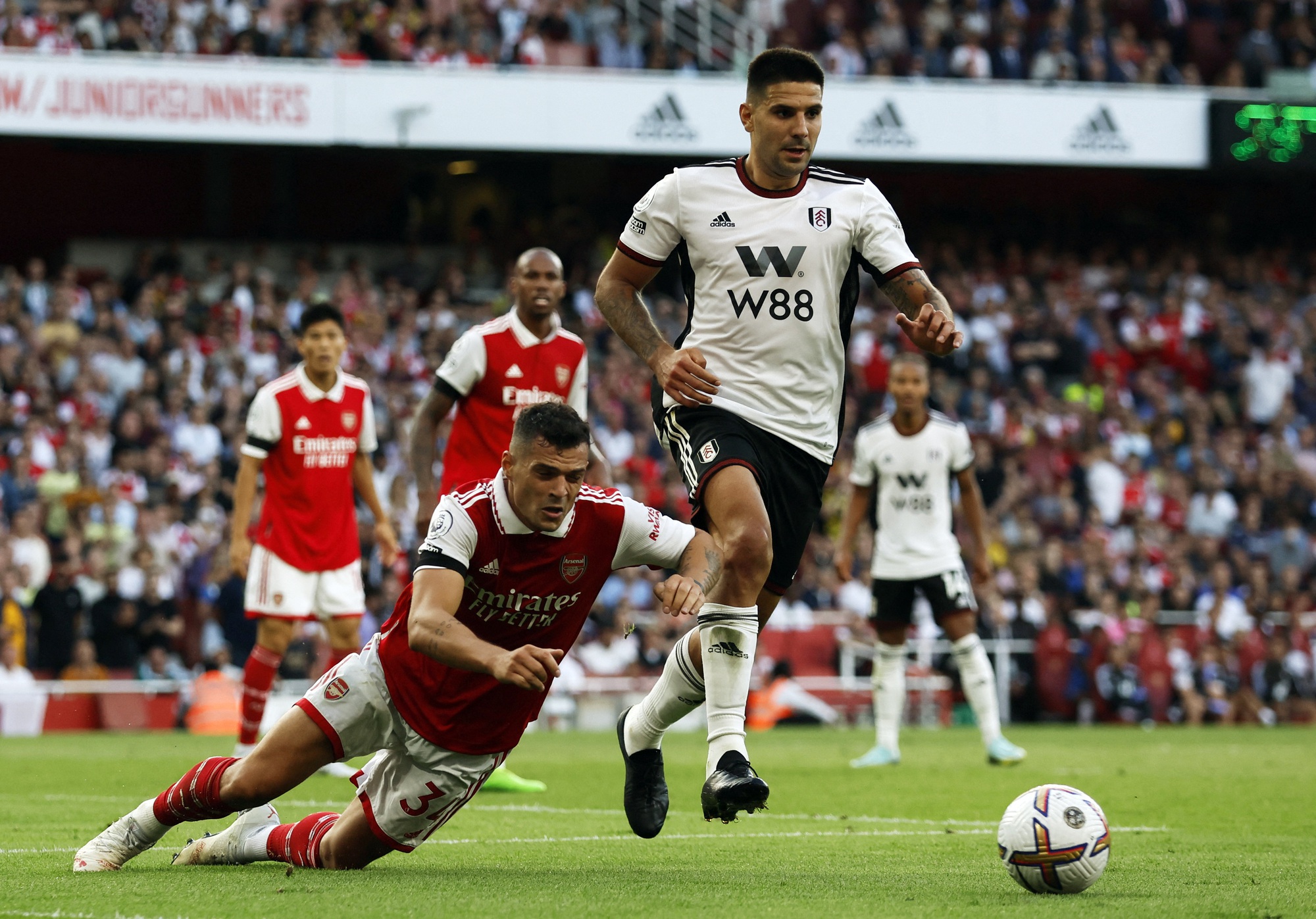 Tội đồ h&oacute;a người h&ugrave;ng, Arsenal vững ng&ocirc;i số 1 Ngoại hạng - Ảnh 1.