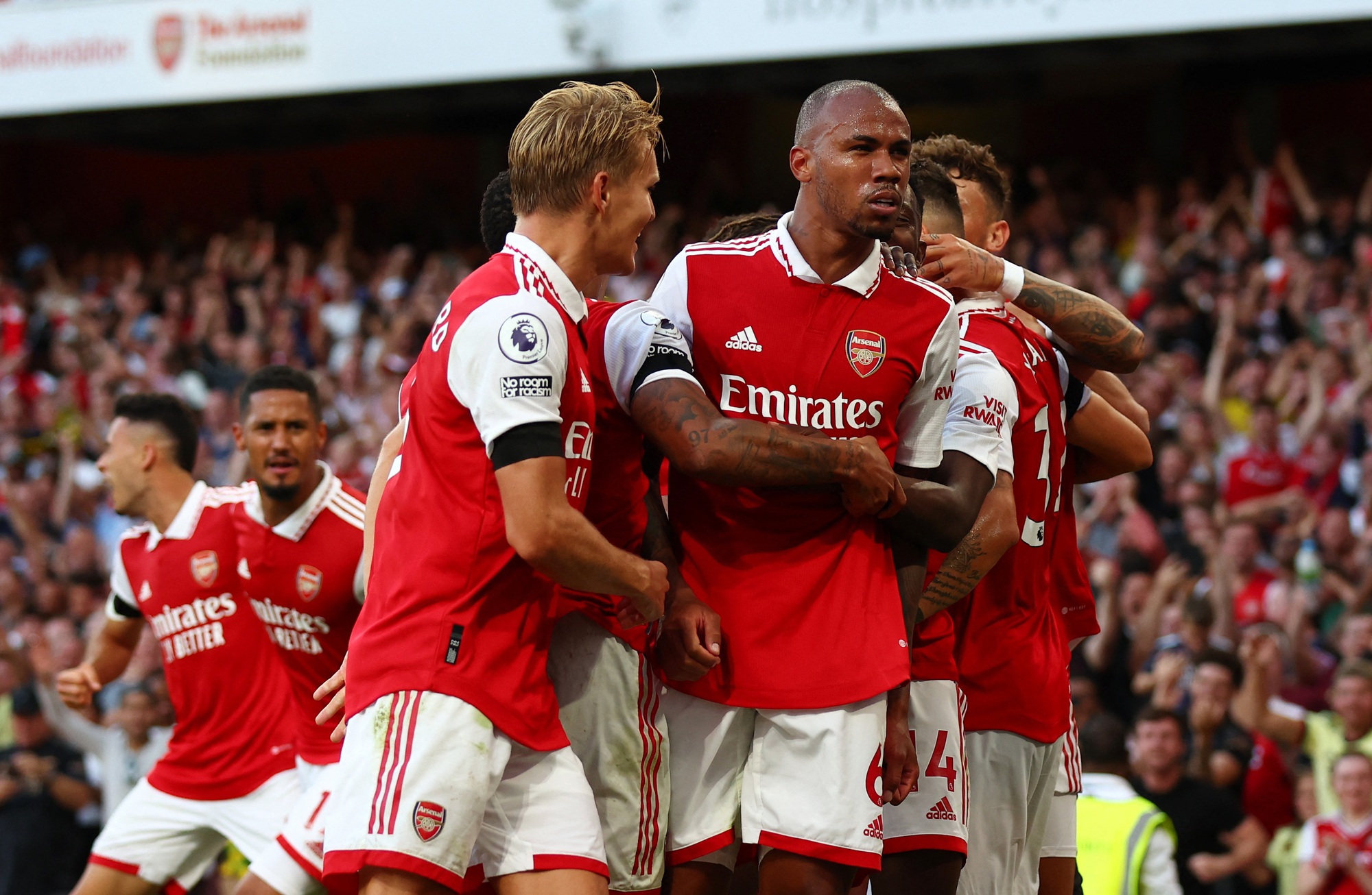 Tội đồ hóa người hùng, Arsenal vững ngôi số 1 Ngoại hạng