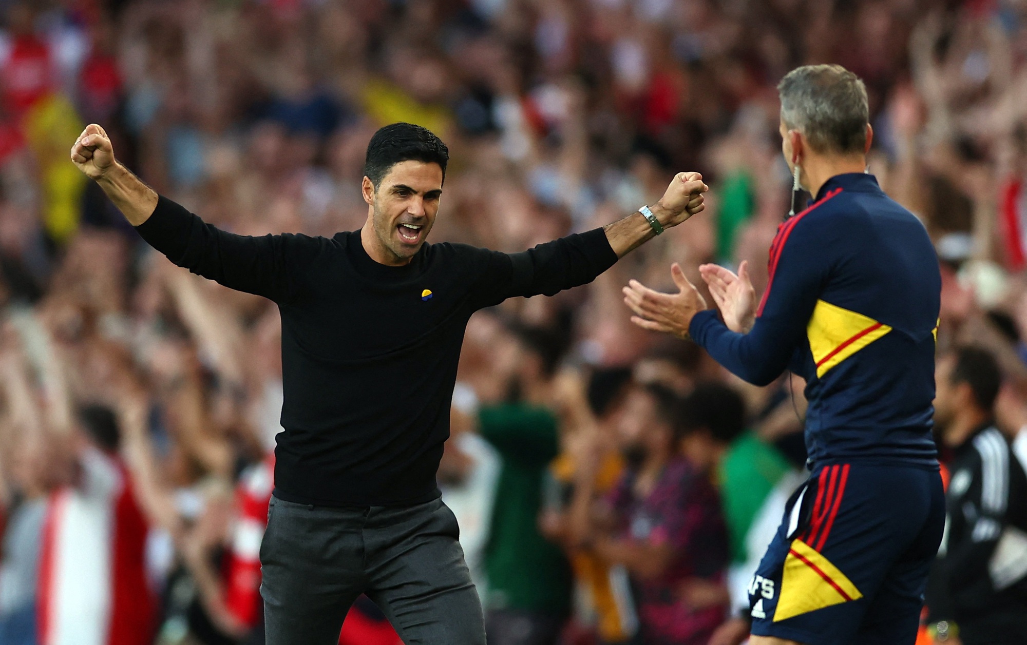 Tội đồ h&oacute;a người h&ugrave;ng, Arsenal vững ng&ocirc;i số 1 Ngoại hạng - Ảnh 8.