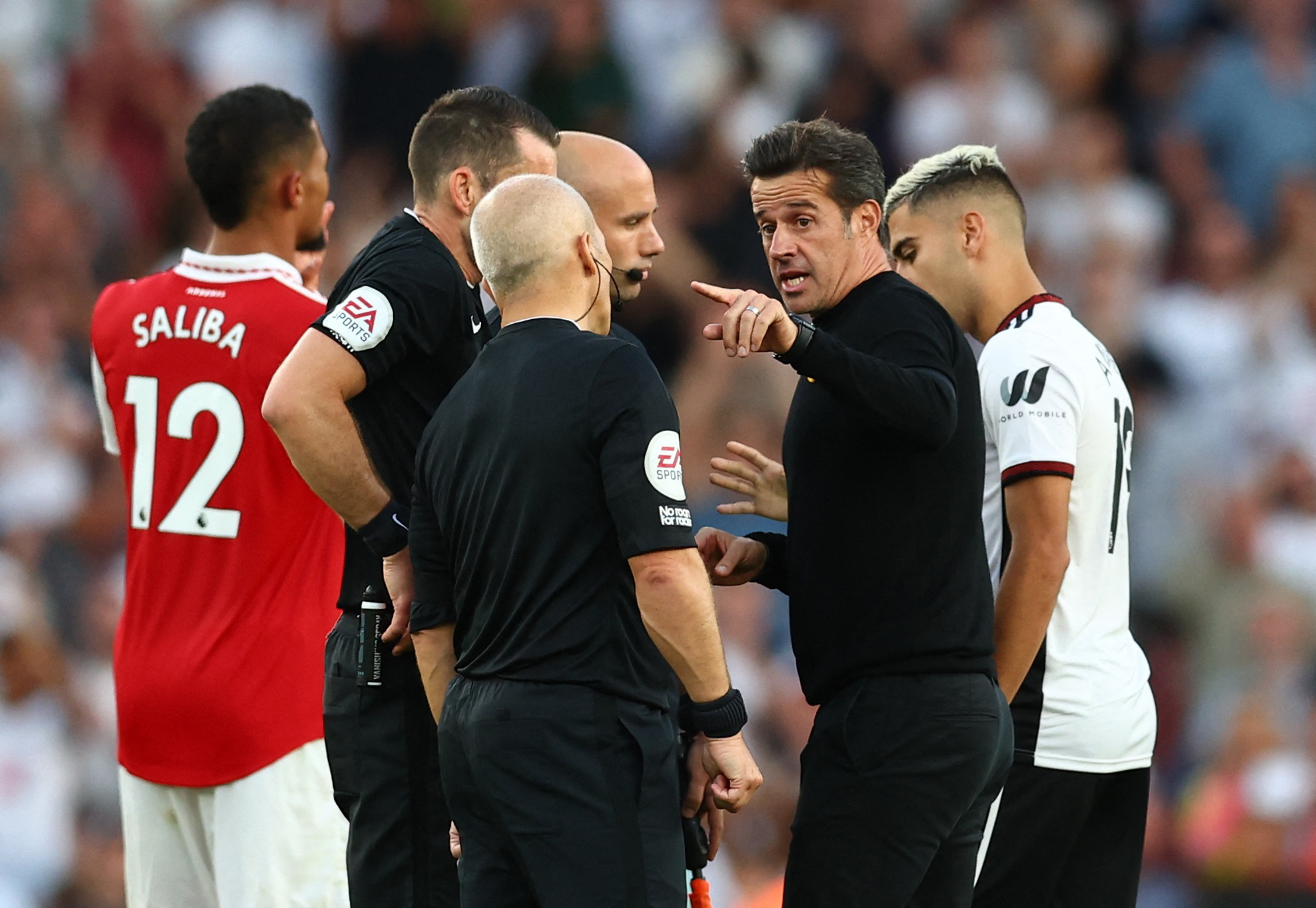 Tội đồ h&oacute;a người h&ugrave;ng, Arsenal vững ng&ocirc;i số 1 Ngoại hạng - Ảnh 7.
