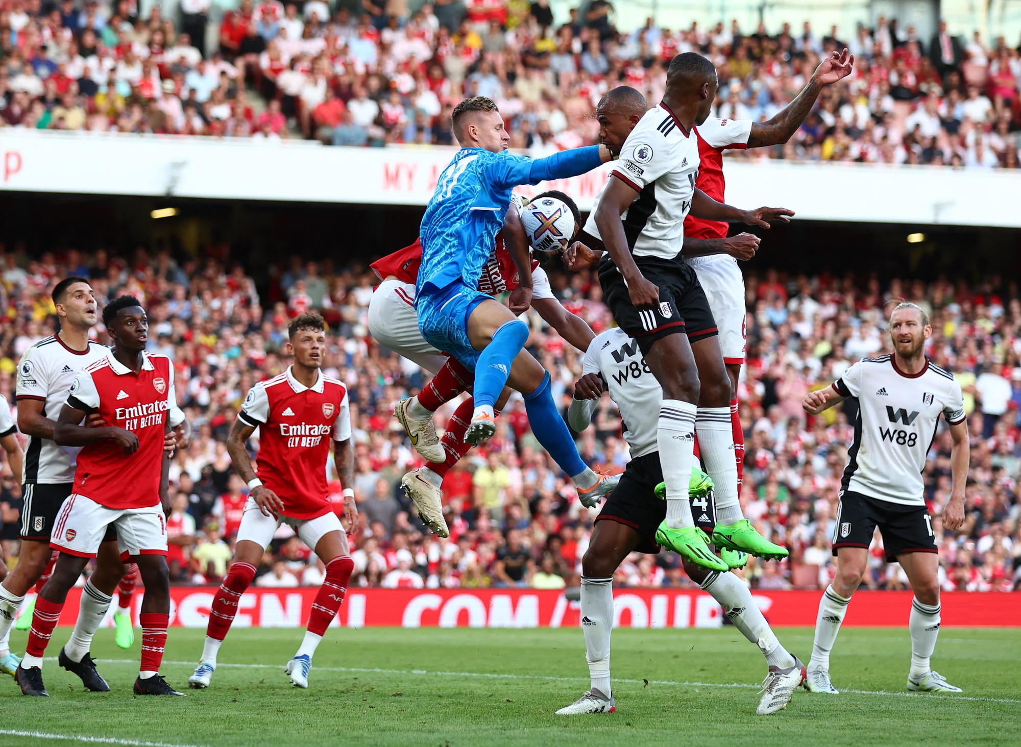 Tội đồ h&oacute;a người h&ugrave;ng, Arsenal vững ng&ocirc;i số 1 Ngoại hạng - Ảnh 5.