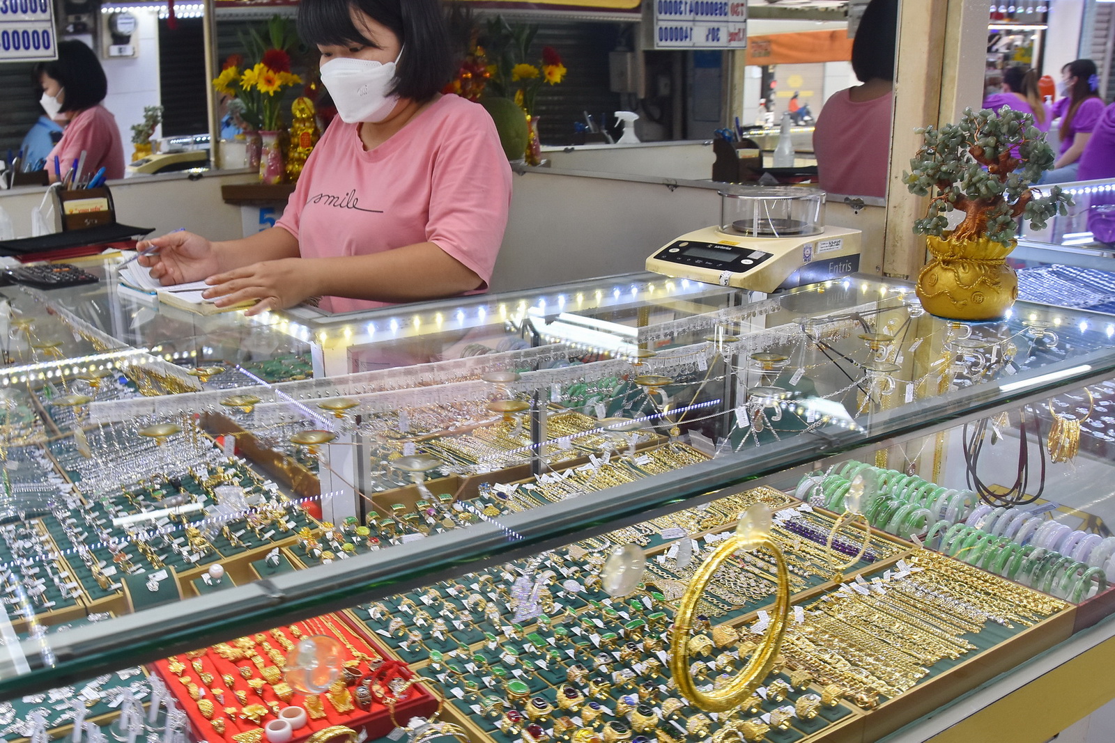 Giá vàng hôm nay 28-8: Người mua vàng trong nước vẫn bị thiệt thòi - Ảnh 1.