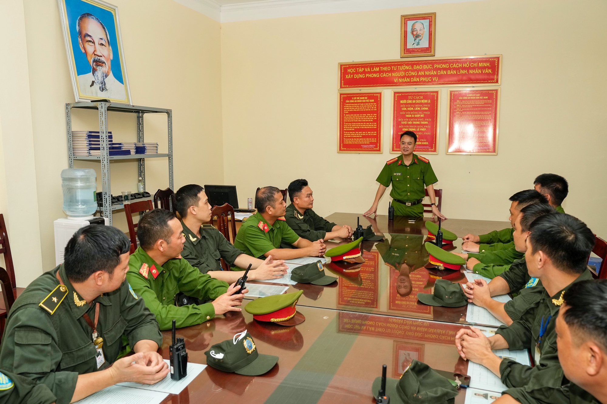 Cận cảnh Nội Bài tăng cường kiểm soát an ninh cấp độ 1 dịp Quốc khánh - Ảnh 3.