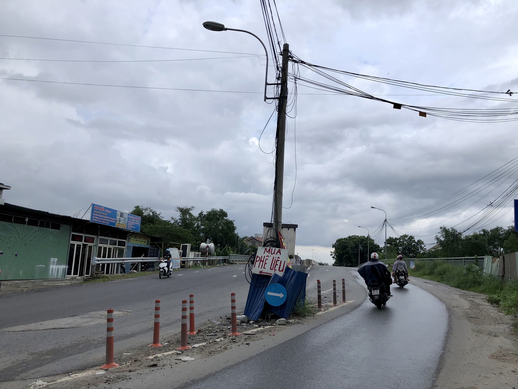 Trụ điện giữa đường