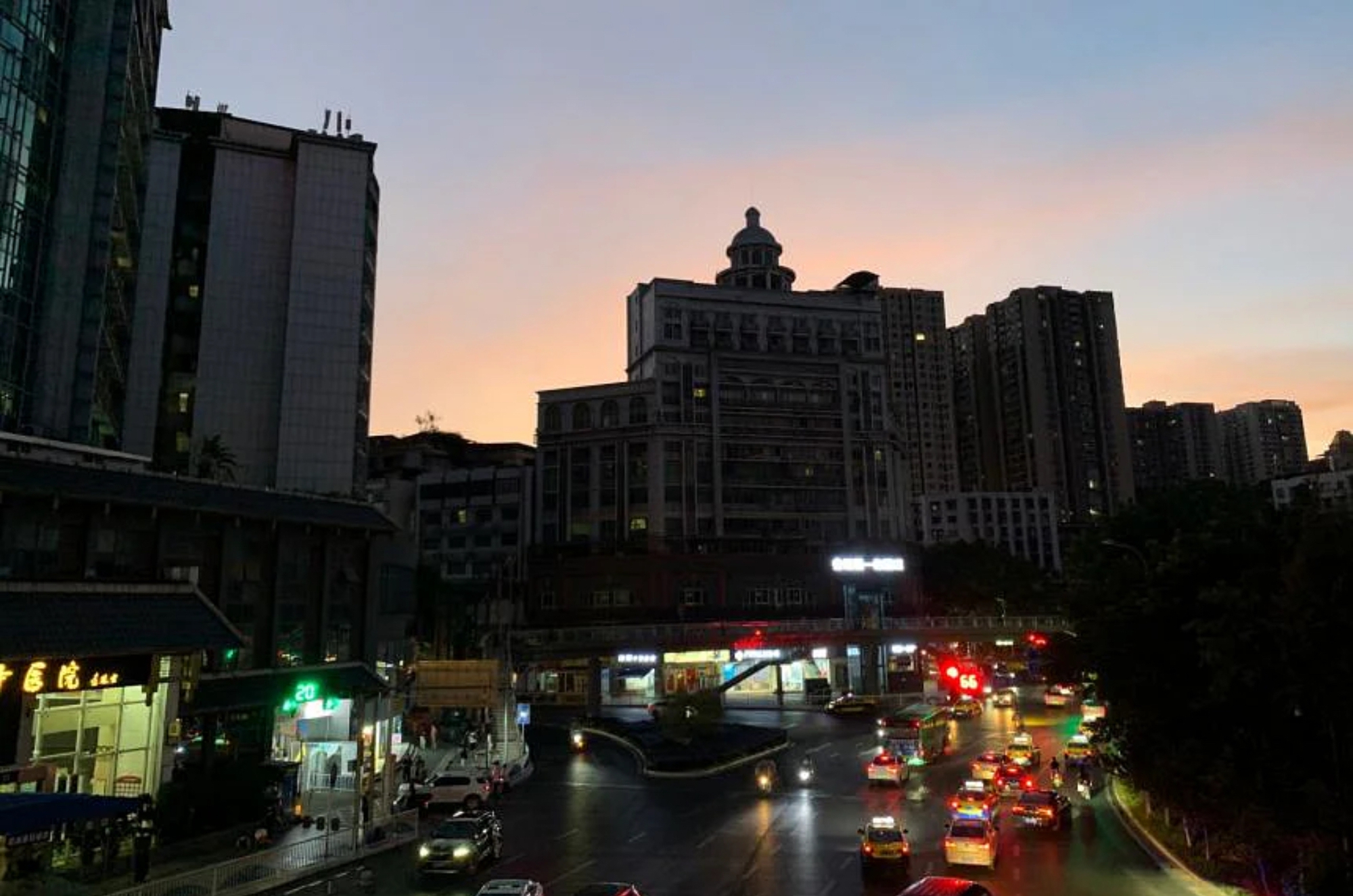 Trung Quốc: Đang nắng thi&ecirc;u đốt sang mưa xối xả, h&agrave;ng chục ng&agrave;n người chạy lũ - Ảnh 3.
