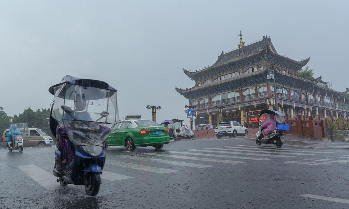 Trung Quốc: Đang nắng thi&ecirc;u đốt sang mưa xối xả, h&agrave;ng chục ng&agrave;n người chạy lũ - Ảnh 1.