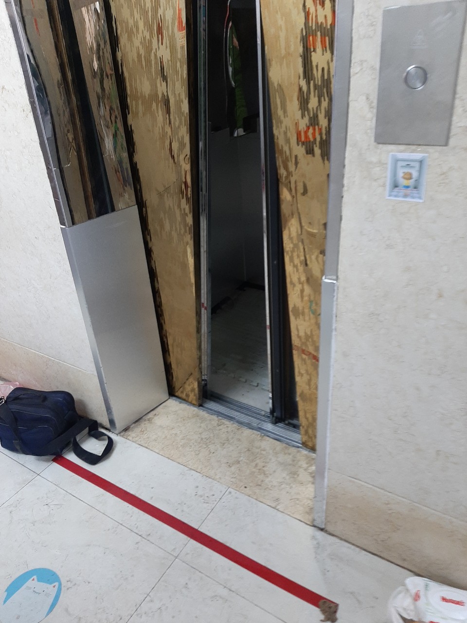 9 người kẹt trong thang m&aacute;y ở TP HCM, c&oacute; người kiệt sức - Ảnh 1.