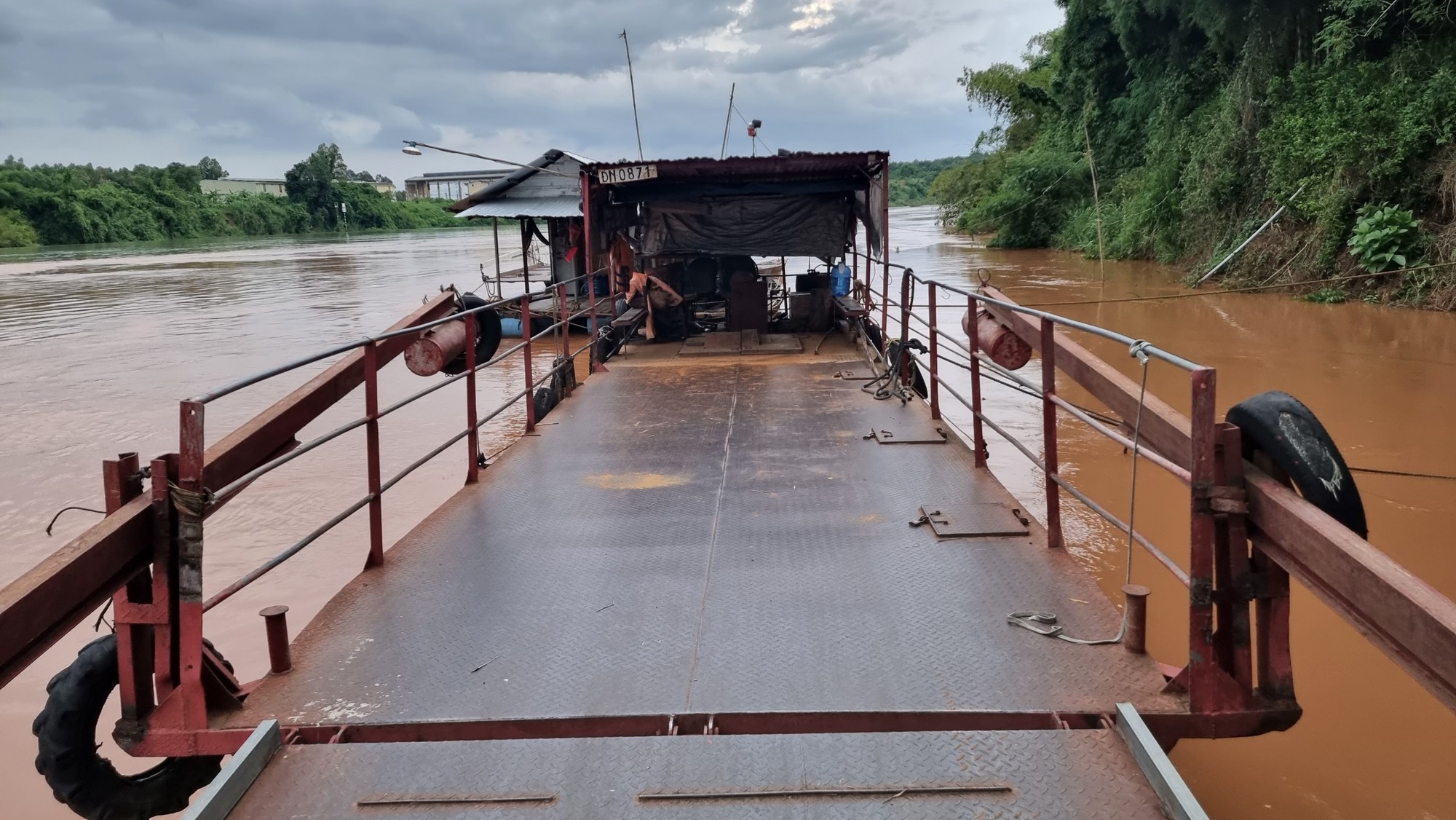 B&eacute; 10 tuổi &ocirc;m v&ocirc; lăng điều khiển ph&agrave; chở kh&aacute;ch qua s&ocirc;ng Đồng Nai: Xử phạt chủ ph&agrave; - Ảnh 1.
