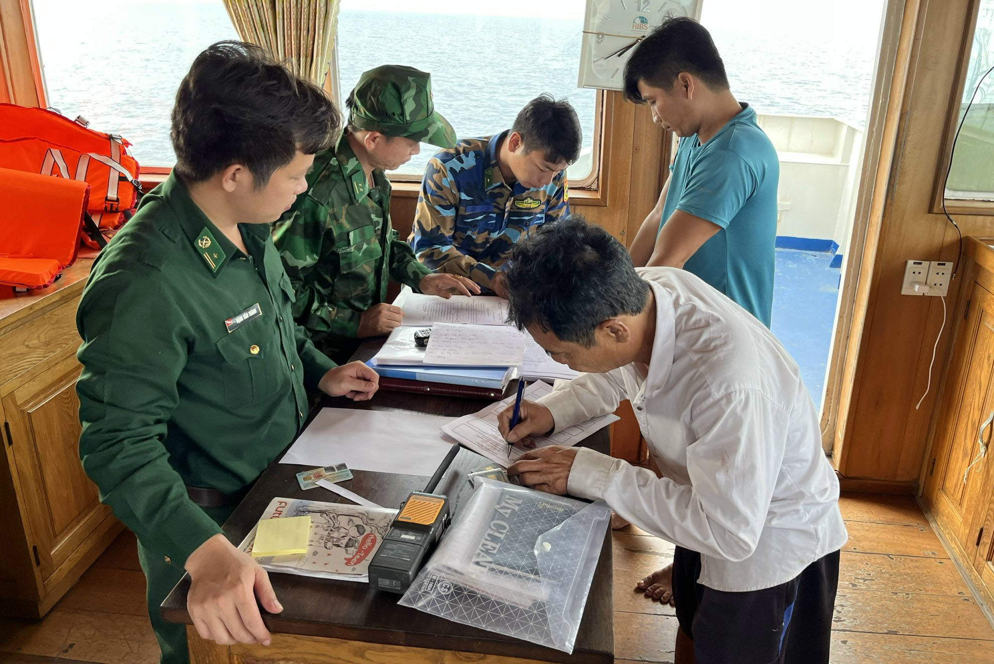TP HCM: Ph&aacute;t hiện 100.000 l&iacute;t dầu DO nhập nh&egrave;m nguồn gốc  - Ảnh 2.