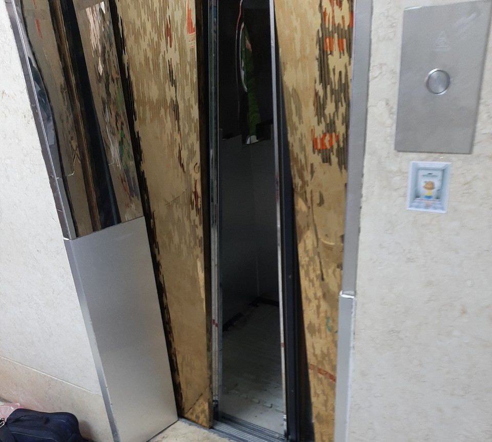 9 người kẹt trong thang máy ở TP HCM, có người kiệt sức