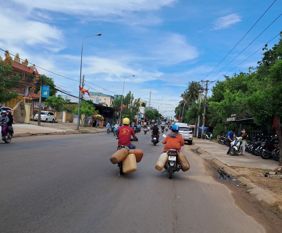 Ngư d&acirc;n tất tả mang từng can mua dầu để ra khơi, c&acirc;y xăng &ldquo;lắc đầu&rdquo; b&aacute;o đứt h&agrave;ng - Ảnh 2.