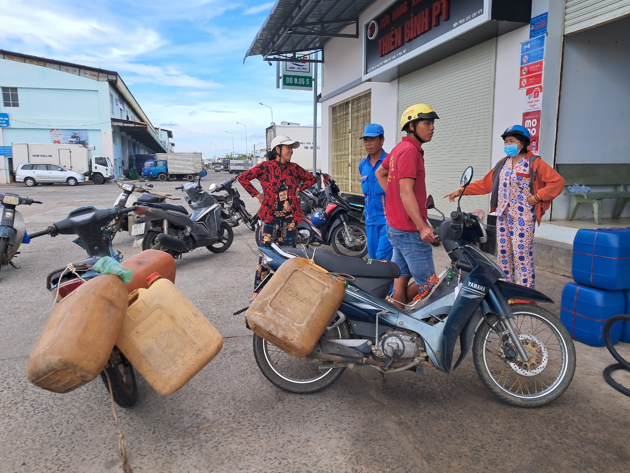 Ngư dân tất tả mang từng can mua dầu để ra khơi, cây xăng “lắc đầu” báo đứt hàng