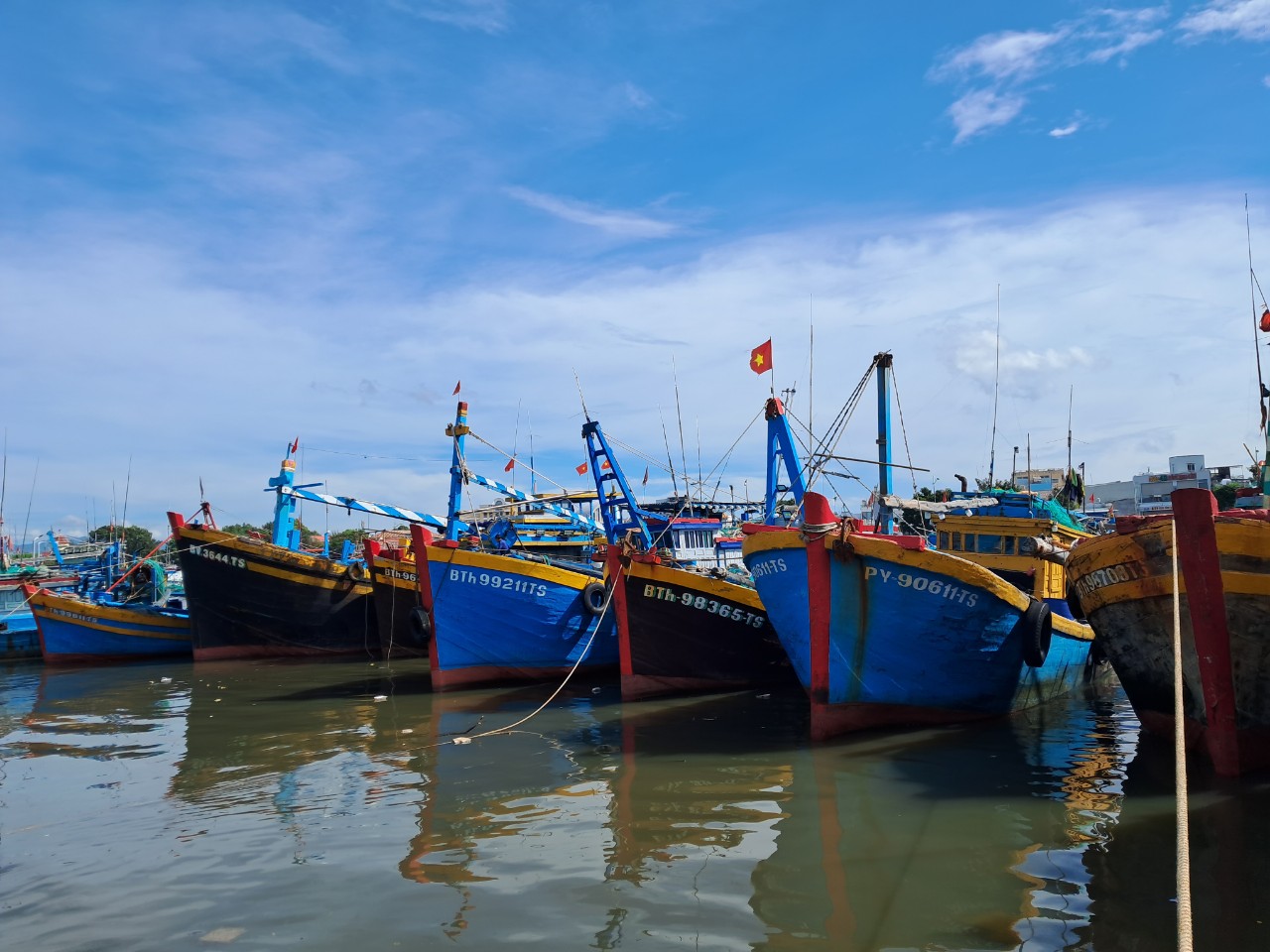 Ngư d&acirc;n tất tả mang từng can mua dầu để ra khơi, c&acirc;y xăng &ldquo;lắc đầu&rdquo; b&aacute;o đứt h&agrave;ng - Ảnh 8.