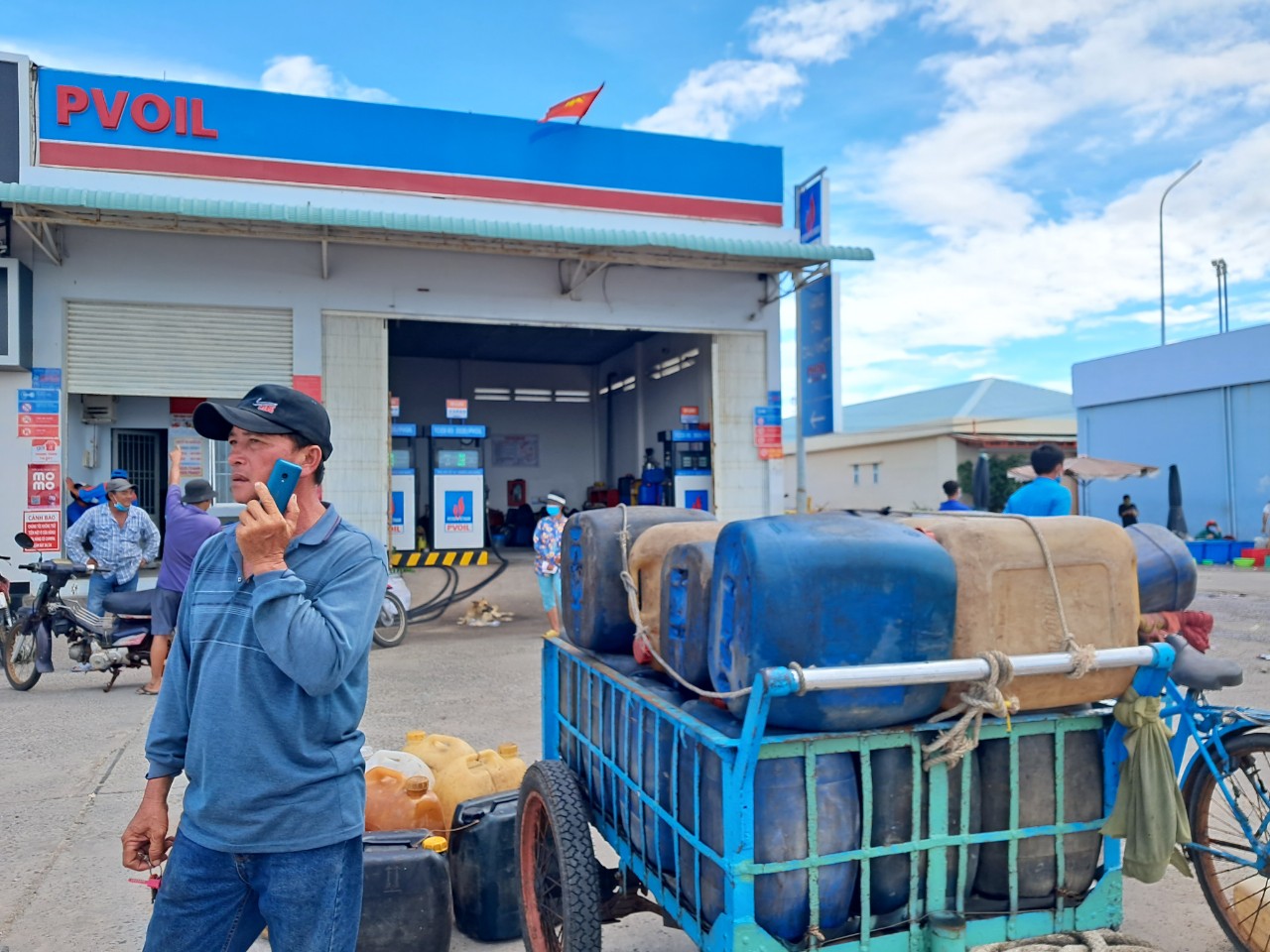 Ngư d&acirc;n tất tả mang từng can mua dầu để ra khơi, c&acirc;y xăng &ldquo;lắc đầu&rdquo; b&aacute;o đứt h&agrave;ng - Ảnh 6.
